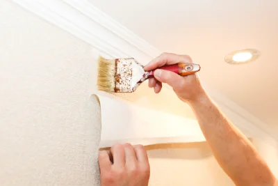 Pose de papier peint à Brasseuse — revêtements muraux et toiles de verre